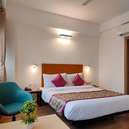Kanak Beacon Hotel - Ashram Road Ahmedabad Buitenkant foto