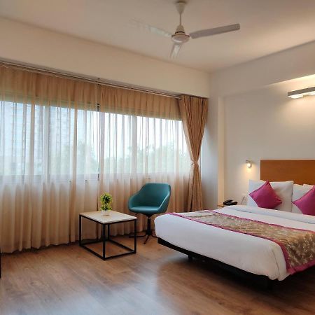 Kanak Beacon Hotel - Ashram Road Ahmedabad Buitenkant foto