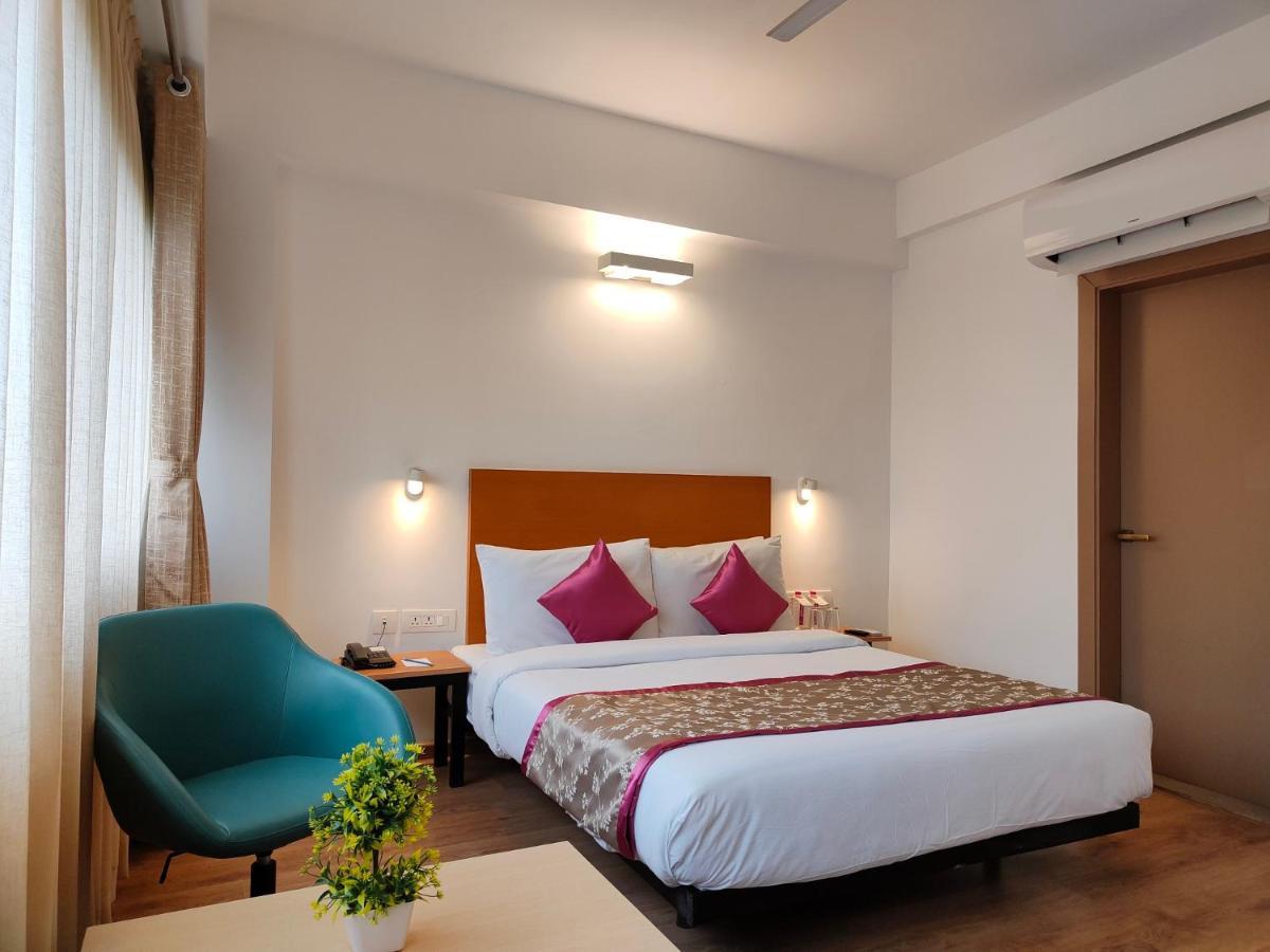 Kanak Beacon Hotel - Ashram Road Ahmedabad Buitenkant foto