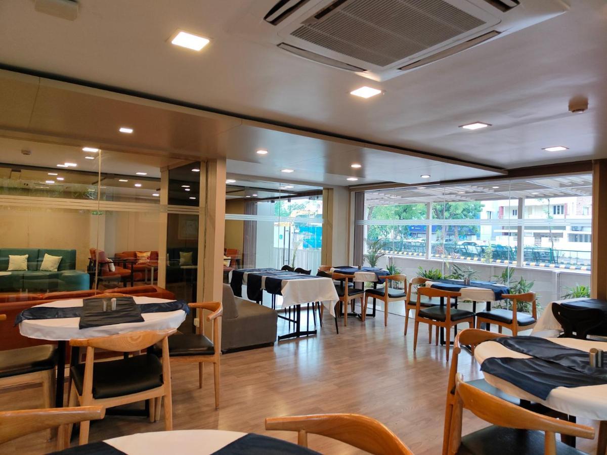 Kanak Beacon Hotel - Ashram Road Ahmedabad Buitenkant foto